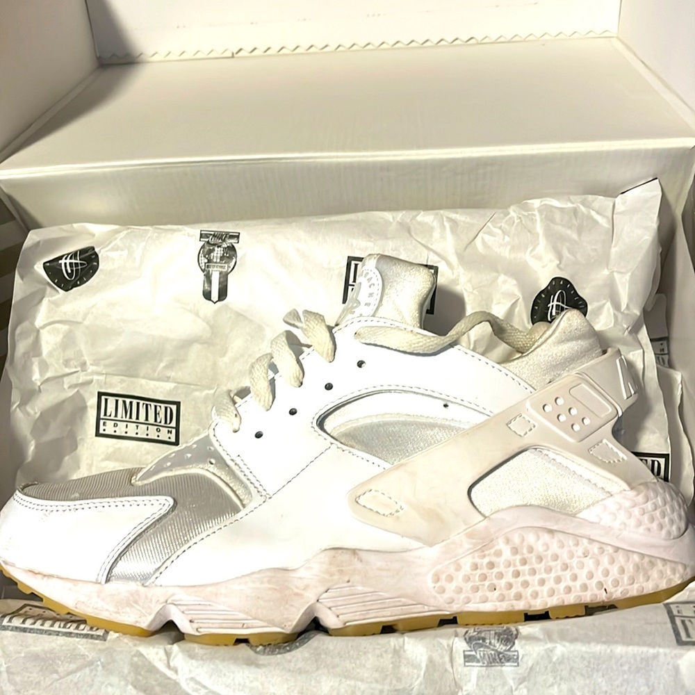 It’s A Lil Dirty I’m Going By To Clean Them And These Are Huaraches